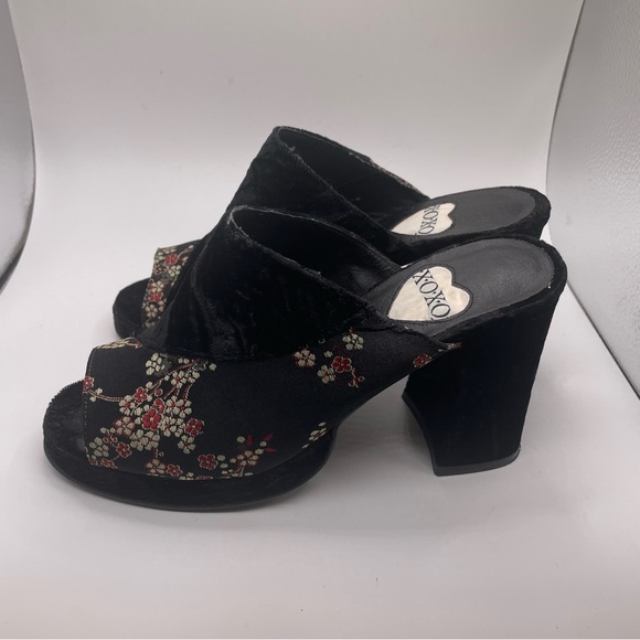 XOXO Velvet Platform Heels Black with Floral Pattern Women’s Size 7 - Picture 3 of 8